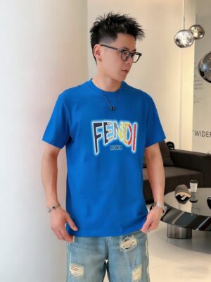 weigou_192632_0_76d78369d1 P70 品牌: 芬迪 (胖子福音)原单男士休闲短袖T恤,2026春夏新品,定制胸前顶级logo 工艺、搭配整件细节 品质及剪裁设计都堪称一流,定制进口丝光棉面料!型格十足,配色轻熟百搭。M-5XL(穿到220斤)