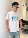 P70 品牌： 芬迪 (胖子福音)原单男士休闲短袖T恤，2026春夏新品，定制胸前顶级logo 工艺、搭配整件细节 品质及剪裁设计都堪称一流，定制进口丝光棉面料！型格十足，配色轻熟百搭。M-5XL(穿到220斤)