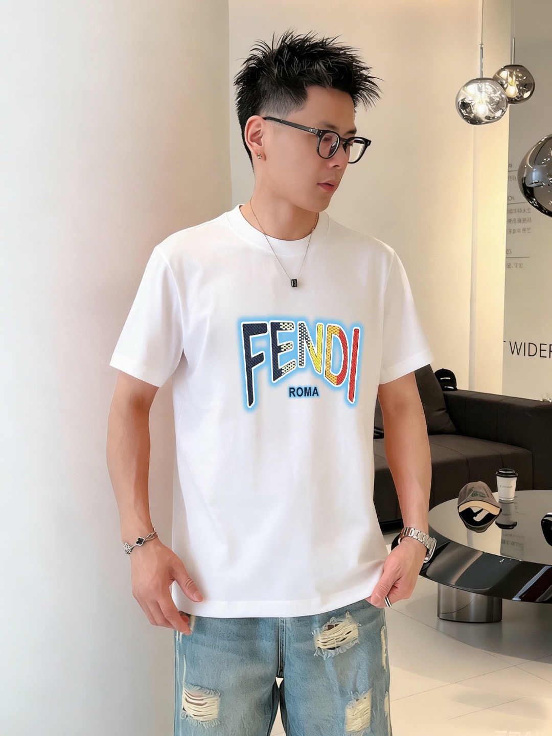 P70 品牌： 芬迪 (胖子福音)原单男士休闲短袖T恤，2026春夏新品，定制胸前顶级logo 工艺、搭配整件细节 品质及剪裁设计都堪称一流，定制进口丝光棉面料！型格十足，配色轻熟百搭。M-5XL(穿到220斤)
