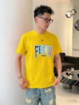 P70 品牌： 芬迪 (胖子福音)原单男士休闲短袖T恤，2026春夏新品，定制胸前顶级logo 工艺、搭配整件细节 品质及剪裁设计都堪称一流，定制进口丝光棉面料！型格十足，配色轻熟百搭。M-5XL(穿到220斤)