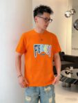 P70 品牌： 芬迪 (胖子福音)原单男士休闲短袖T恤，2026春夏新品，定制胸前顶级logo 工艺、搭配整件细节 品质及剪裁设计都堪称一流，定制进口丝光棉面料！型格十足，配色轻熟百搭。M-5XL(穿到220斤)