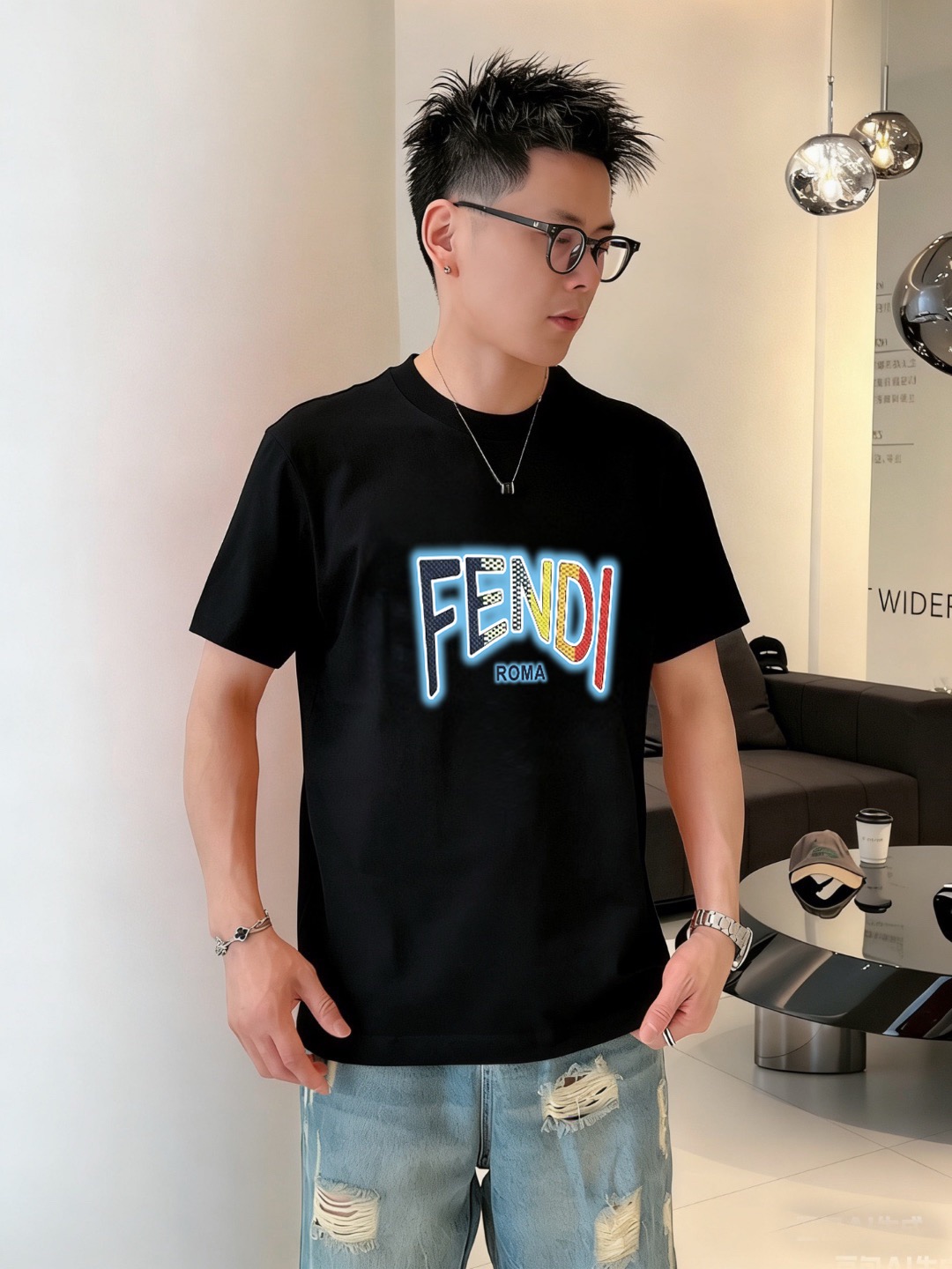 P70 品牌： 芬迪 (胖子福音)原单男士休闲短袖T恤，2026春夏新品，定制胸前顶级logo 工艺、搭配整件细节 品质及剪裁设计都堪称一流，定制进口丝光棉面料！型格十足，配色轻熟百搭。M-5XL(穿到220斤)