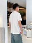 P70 品牌： 芬迪 (胖子福音)原单男士休闲短袖T恤，2026春夏新品，定制胸前顶级logo 工艺、搭配整件细节 品质及剪裁设计都堪称一流，定制进口丝光棉面料！型格十足，配色轻熟百搭。M-5XL(穿到220斤)