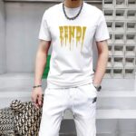 P70 品牌： 芬迪 (胖子福音)原单男士休闲短袖T恤，2026春夏新品，定制胸前顶级logo 工艺、搭配整件细节 品质及剪裁设计都堪称一流，定制进口丝光棉面料！型格十足，配色轻熟百搭。M-5XL(穿到220斤)