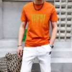 P70 品牌： 芬迪 (胖子福音)原单男士休闲短袖T恤，2026春夏新品，定制胸前顶级logo 工艺、搭配整件细节 品质及剪裁设计都堪称一流，定制进口丝光棉面料！型格十足，配色轻熟百搭。M-5XL(穿到220斤)