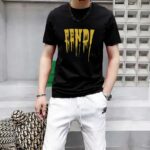 P70 品牌： 芬迪 (胖子福音)原单男士休闲短袖T恤，2026春夏新品，定制胸前顶级logo 工艺、搭配整件细节 品质及剪裁设计都堪称一流，定制进口丝光棉面料！型格十足，配色轻熟百搭。M-5XL(穿到220斤)
