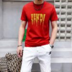 P70 品牌： 芬迪 (胖子福音)原单男士休闲短袖T恤，2026春夏新品，定制胸前顶级logo 工艺、搭配整件细节 品质及剪裁设计都堪称一流，定制进口丝光棉面料！型格十足，配色轻熟百搭。M-5XL(穿到220斤)