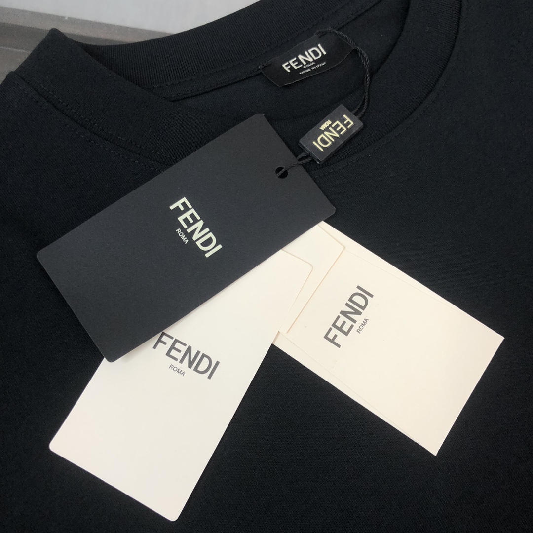 P75 💥 FEN*DI 芬迪 25ss专柜同款圆领刺绣短袖T恤～胸前假口袋设计～定制面料！ 厚板立体！衣服偏厚使整体高透气和柔软性的质感更加凸显，饱满的棉质感引起极度舒适。高端人士必备单品，男女同款！ 颜色：黑色 米白 尺码：M-3XL（下单请报身高体重！）