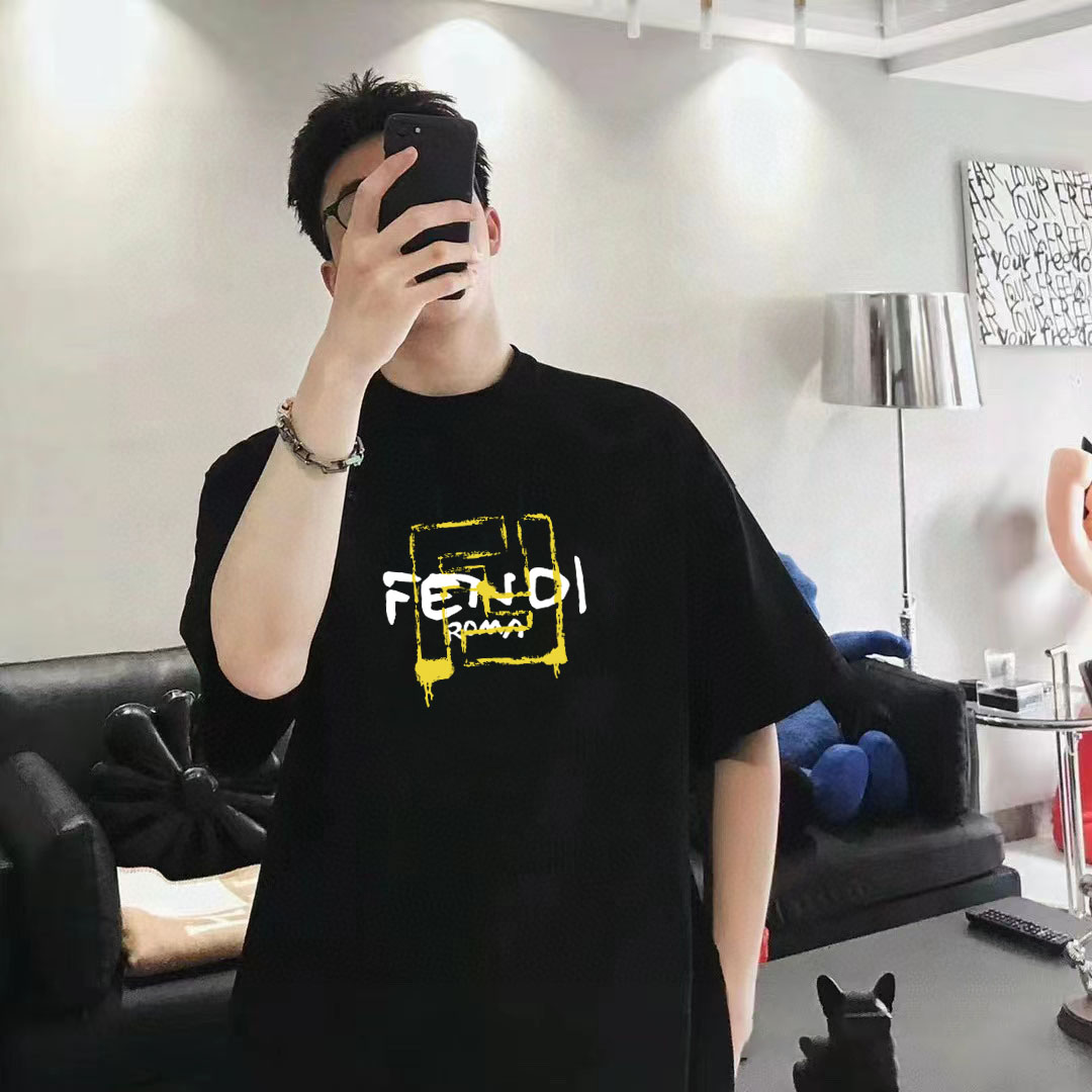 P70 Fendi/芬迪 印花Logo百搭潮流短袖T恤男女同款 吊牌 领标 水洗唛 三标齐全 定织定染280克精梳棉面料 尺码：S-XXL 颜色：黑色，白色