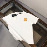 weigou_192719_0_7bc5cd4853 P75 💥 FENDI 芬迪 春夏新款上市 纯棉短袖T恤!270克定制棉,面料柔软舒适,全新设计灵感,极具时尚代表性!精致印花字母logo工艺!手感舒适透气!极为时尚耐看有腔调,上身效果高端大气,极致有型的百搭款! 颜色:黑色 白色 尺码:M-3XL (下单请报身高体重)