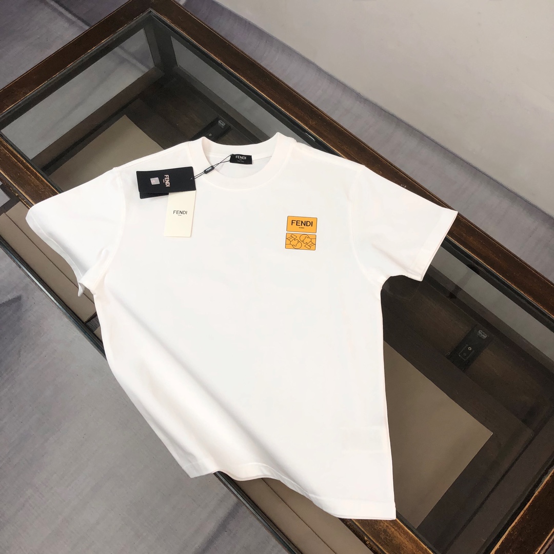 weigou_192719_0_7bc5cd4853 P75 💥 FENDI 芬迪 春夏新款上市 纯棉短袖T恤!270克定制棉,面料柔软舒适,全新设计灵感,极具时尚代表性!精致印花字母logo工艺!手感舒适透气!极为时尚耐看有腔调,上身效果高端大气,极致有型的百搭款! 颜色:黑色 白色 尺码:M-3XL (下单请报身高体重)