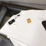 weigou_192719_1_2e39608820 P75 💥 FENDI 芬迪 春夏新款上市 纯棉短袖T恤!270克定制棉,面料柔软舒适,全新设计灵感,极具时尚代表性!精致印花字母logo工艺!手感舒适透气!极为时尚耐看有腔调,上身效果高端大气,极致有型的百搭款! 颜色:黑色 白色 尺码:M-3XL (下单请报身高体重)