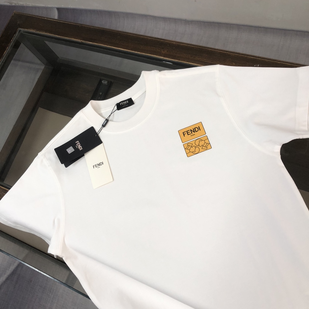 weigou_192719_1_2e39608820 P75 💥 FENDI 芬迪 春夏新款上市 纯棉短袖T恤!270克定制棉,面料柔软舒适,全新设计灵感,极具时尚代表性!精致印花字母logo工艺!手感舒适透气!极为时尚耐看有腔调,上身效果高端大气,极致有型的百搭款! 颜色:黑色 白色 尺码:M-3XL (下单请报身高体重)