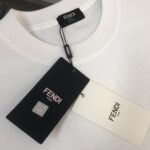 weigou_192719_2_8fc2e59b95 P75 💥 FENDI 芬迪 春夏新款上市 纯棉短袖T恤!270克定制棉,面料柔软舒适,全新设计灵感,极具时尚代表性!精致印花字母logo工艺!手感舒适透气!极为时尚耐看有腔调,上身效果高端大气,极致有型的百搭款! 颜色:黑色 白色 尺码:M-3XL (下单请报身高体重)