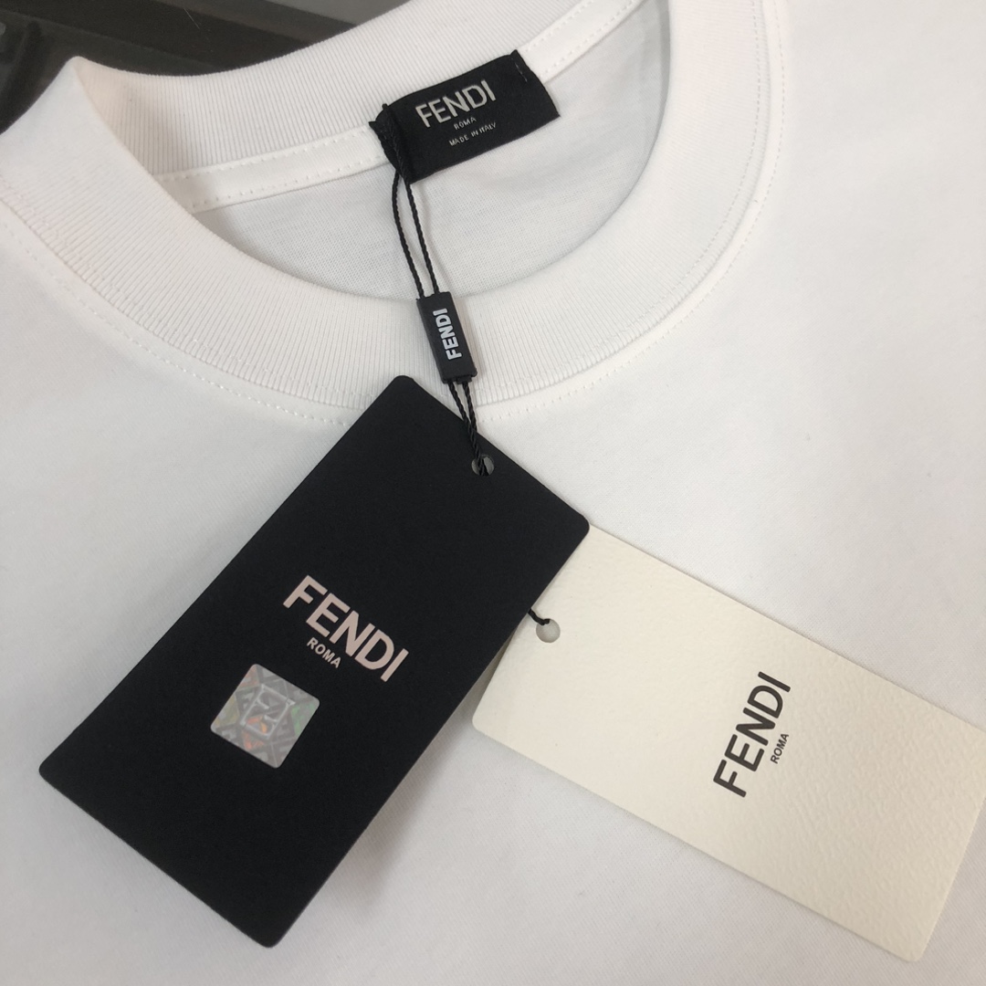 weigou_192719_2_8fc2e59b95 P75 💥 FENDI 芬迪 春夏新款上市 纯棉短袖T恤!270克定制棉,面料柔软舒适,全新设计灵感,极具时尚代表性!精致印花字母logo工艺!手感舒适透气!极为时尚耐看有腔调,上身效果高端大气,极致有型的百搭款! 颜色:黑色 白色 尺码:M-3XL (下单请报身高体重)