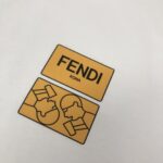 weigou_192719_3_c421936736 P75 💥 FENDI 芬迪 春夏新款上市 纯棉短袖T恤!270克定制棉,面料柔软舒适,全新设计灵感,极具时尚代表性!精致印花字母logo工艺!手感舒适透气!极为时尚耐看有腔调,上身效果高端大气,极致有型的百搭款! 颜色:黑色 白色 尺码:M-3XL (下单请报身高体重)
