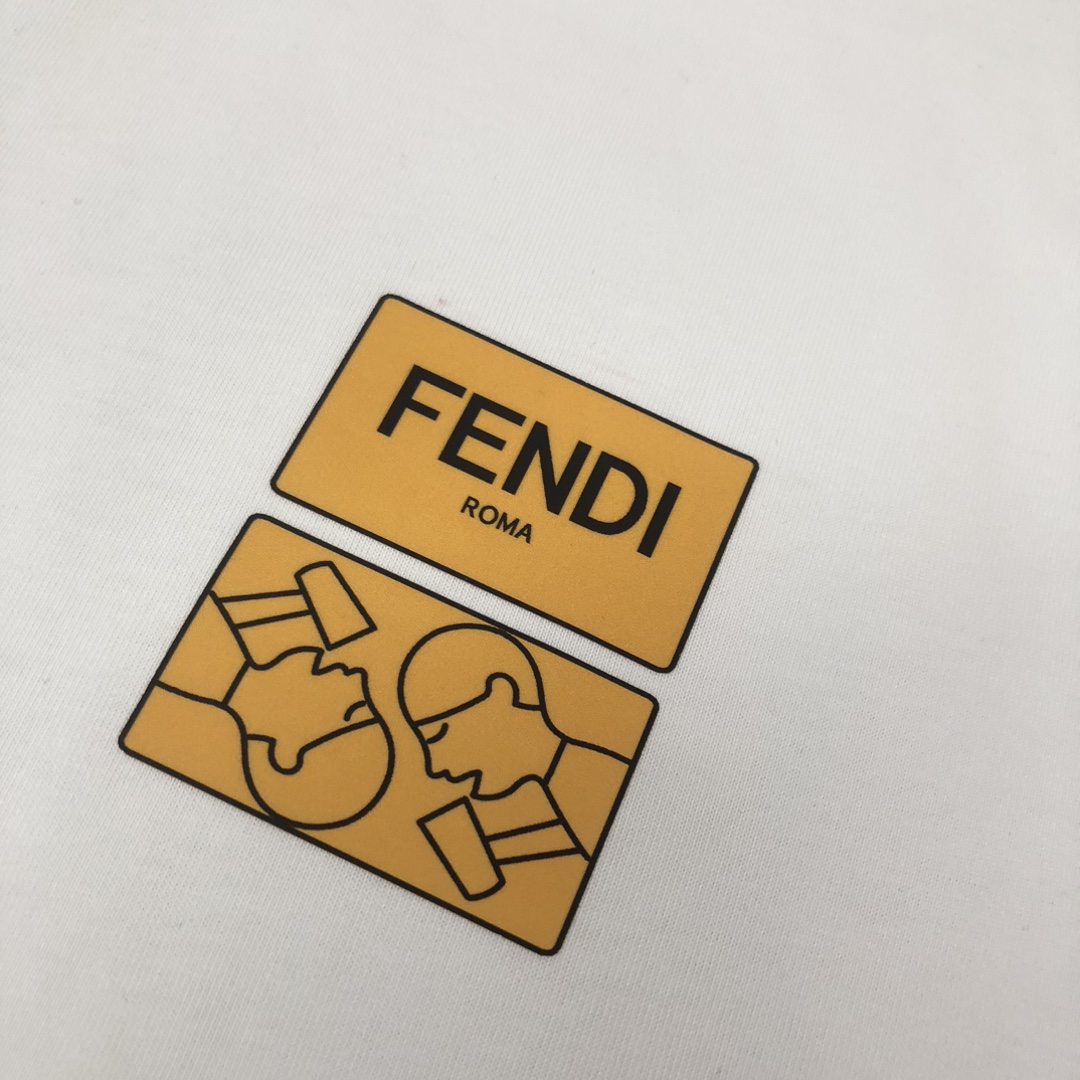 weigou_192719_3_c421936736 P75 💥 FENDI 芬迪 春夏新款上市 纯棉短袖T恤!270克定制棉,面料柔软舒适,全新设计灵感,极具时尚代表性!精致印花字母logo工艺!手感舒适透气!极为时尚耐看有腔调,上身效果高端大气,极致有型的百搭款! 颜色:黑色 白色 尺码:M-3XL (下单请报身高体重)