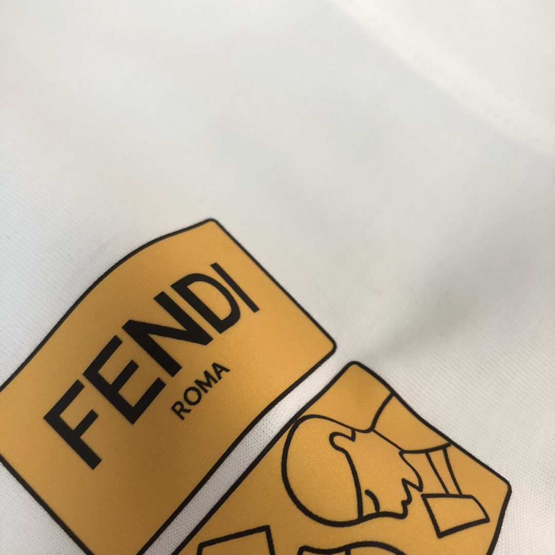 weigou_192719_4_69029bb50e P75 💥 FENDI 芬迪 春夏新款上市 纯棉短袖T恤!270克定制棉,面料柔软舒适,全新设计灵感,极具时尚代表性!精致印花字母logo工艺!手感舒适透气!极为时尚耐看有腔调,上身效果高端大气,极致有型的百搭款! 颜色:黑色 白色 尺码:M-3XL (下单请报身高体重)