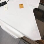 weigou_192719_5_53c6cab366 P75 💥 FENDI 芬迪 春夏新款上市 纯棉短袖T恤!270克定制棉,面料柔软舒适,全新设计灵感,极具时尚代表性!精致印花字母logo工艺!手感舒适透气!极为时尚耐看有腔调,上身效果高端大气,极致有型的百搭款! 颜色:黑色 白色 尺码:M-3XL (下单请报身高体重)