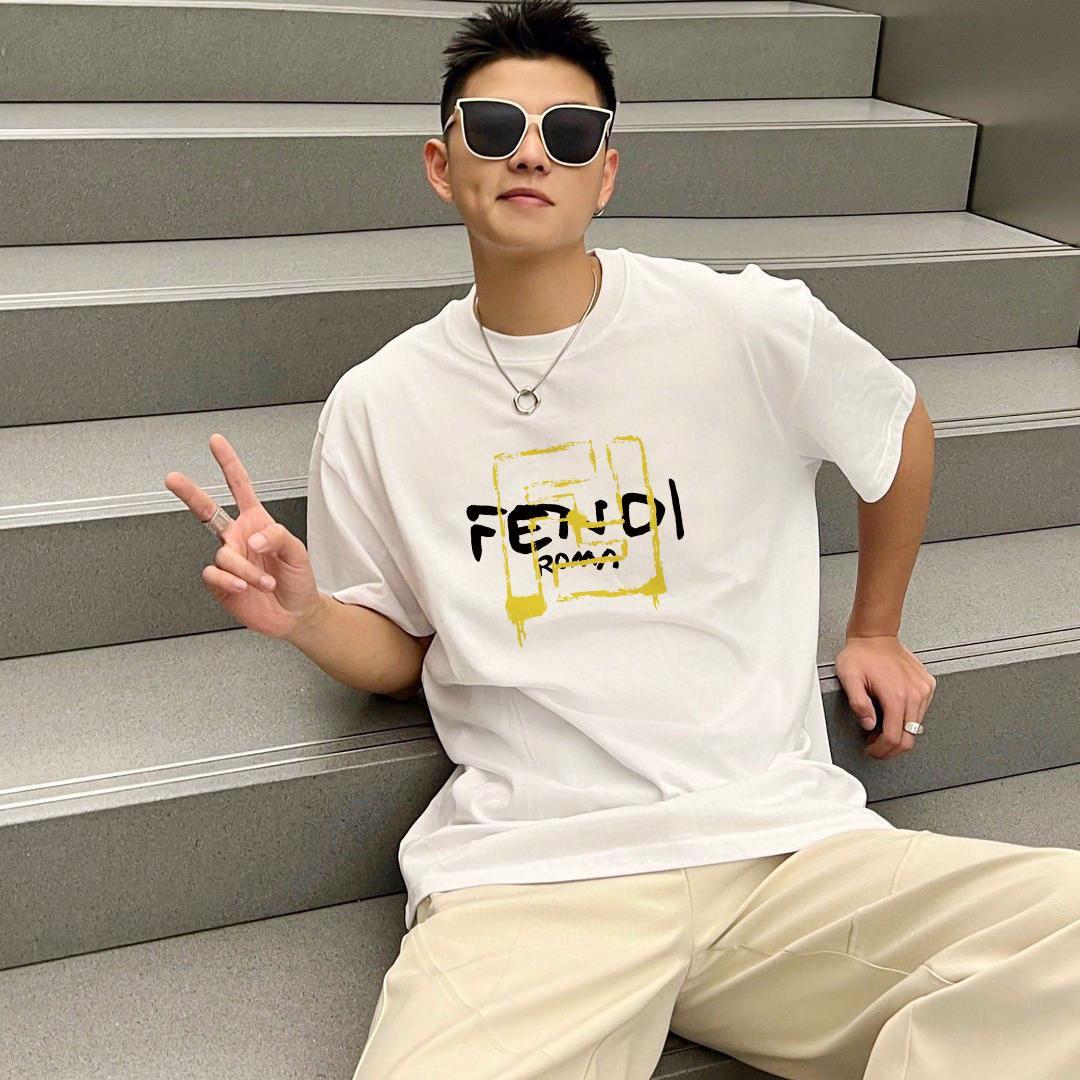 P70 Fendi/芬迪 印花Logo百搭潮流短袖T恤男女同款 吊牌 领标 水洗唛 三标齐全 定织定染280克精梳棉面料 尺码：S-XXL 颜色：黑色，白色