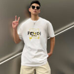 P70 Fendi/芬迪 印花Logo百搭潮流短袖T恤男女同款 吊牌 领标 水洗唛 三标齐全 定织定染280克精梳棉面料 尺码：S-XXL 颜色：黑色，白色