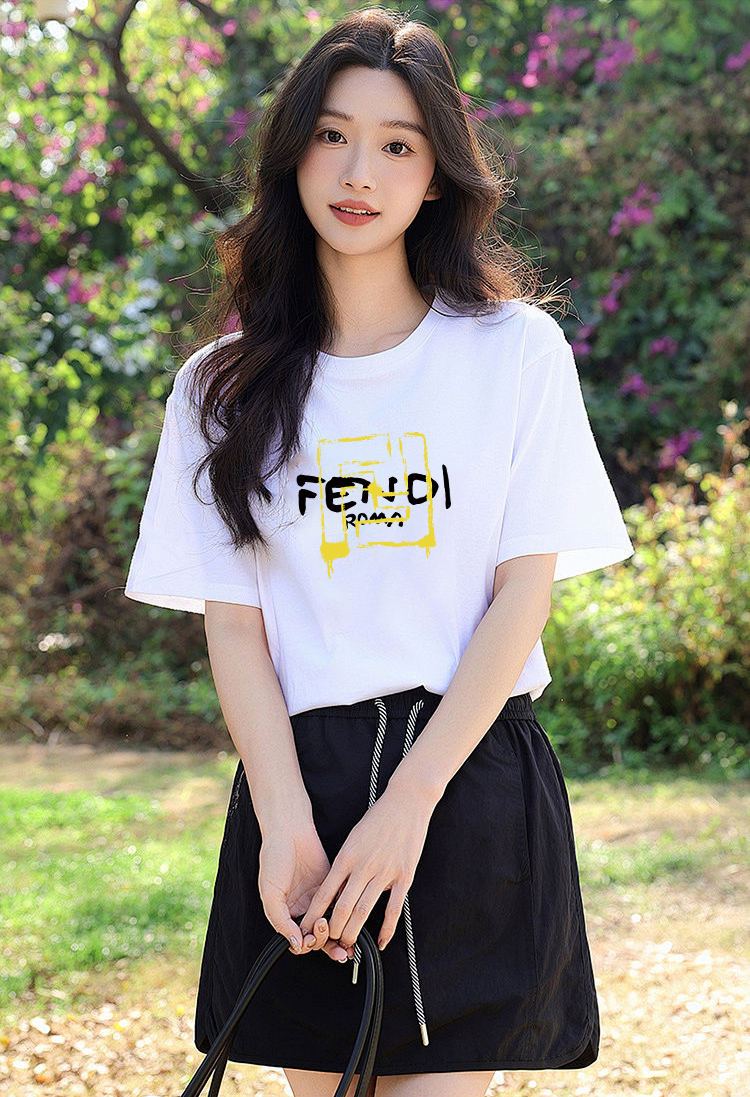 P70 Fendi/芬迪 印花Logo百搭潮流短袖T恤男女同款 吊牌 领标 水洗唛 三标齐全 定织定染280克精梳棉面料 尺码：S-XXL 颜色：黑色，白色