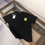 weigou_192757_0_452e80d60a P75 💥 FENDI 芬迪 春夏新款上市 纯棉短袖T恤!270克定制棉,面料柔软舒适,全新设计灵感,极具时尚代表性!精致印花字母logo工艺!手感舒适透气!极为时尚耐看有腔调,上身效果高端大气,极致有型的百搭款! 颜色:黑色 白色 尺码:M-3XL (下单请报身高体重)
