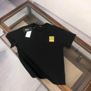 P75 💥 FENDI 芬迪 春夏新款上市 纯棉短袖T恤！270克定制棉，面料柔软舒适，全新设计灵感，极具时尚代表性！精致印花字母logo工艺！手感舒适透气！极为时尚耐看有腔调，上身效果高端大气，极致有型的百搭款！ 颜色：黑色 白色 尺码：M-3XL (下单请报身高体重)