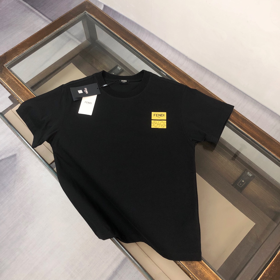 weigou_192757_0_452e80d60a P75 💥 FENDI 芬迪 春夏新款上市 纯棉短袖T恤!270克定制棉,面料柔软舒适,全新设计灵感,极具时尚代表性!精致印花字母logo工艺!手感舒适透气!极为时尚耐看有腔调,上身效果高端大气,极致有型的百搭款! 颜色:黑色 白色 尺码:M-3XL (下单请报身高体重)