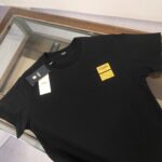 weigou_192757_1_b823ed6a73 P75 💥 FENDI 芬迪 春夏新款上市 纯棉短袖T恤!270克定制棉,面料柔软舒适,全新设计灵感,极具时尚代表性!精致印花字母logo工艺!手感舒适透气!极为时尚耐看有腔调,上身效果高端大气,极致有型的百搭款! 颜色:黑色 白色 尺码:M-3XL (下单请报身高体重)