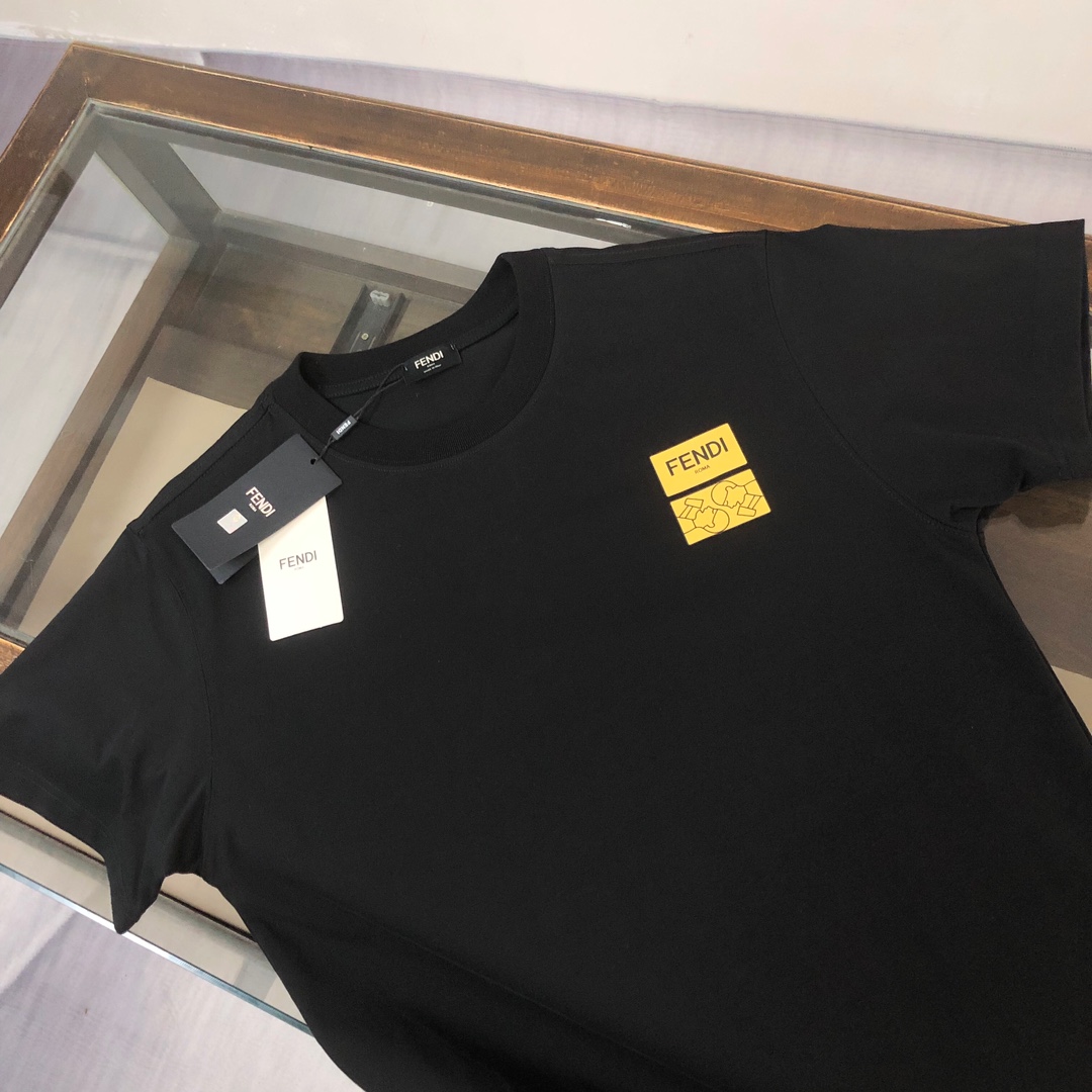 weigou_192757_1_b823ed6a73 P75 💥 FENDI 芬迪 春夏新款上市 纯棉短袖T恤!270克定制棉,面料柔软舒适,全新设计灵感,极具时尚代表性!精致印花字母logo工艺!手感舒适透气!极为时尚耐看有腔调,上身效果高端大气,极致有型的百搭款! 颜色:黑色 白色 尺码:M-3XL (下单请报身高体重)