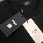 weigou_192757_2_954782c979 P75 💥 FENDI 芬迪 春夏新款上市 纯棉短袖T恤!270克定制棉,面料柔软舒适,全新设计灵感,极具时尚代表性!精致印花字母logo工艺!手感舒适透气!极为时尚耐看有腔调,上身效果高端大气,极致有型的百搭款! 颜色:黑色 白色 尺码:M-3XL (下单请报身高体重)