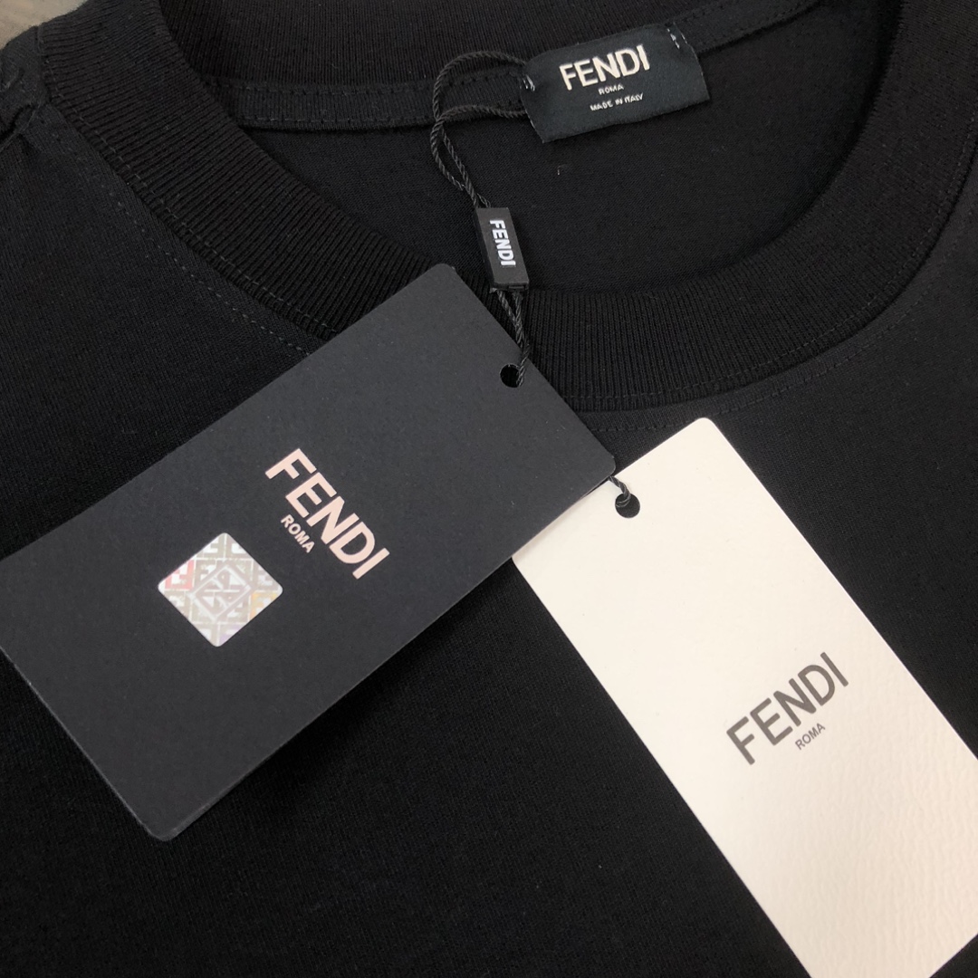 weigou_192757_2_954782c979 P75 💥 FENDI 芬迪 春夏新款上市 纯棉短袖T恤!270克定制棉,面料柔软舒适,全新设计灵感,极具时尚代表性!精致印花字母logo工艺!手感舒适透气!极为时尚耐看有腔调,上身效果高端大气,极致有型的百搭款! 颜色:黑色 白色 尺码:M-3XL (下单请报身高体重)