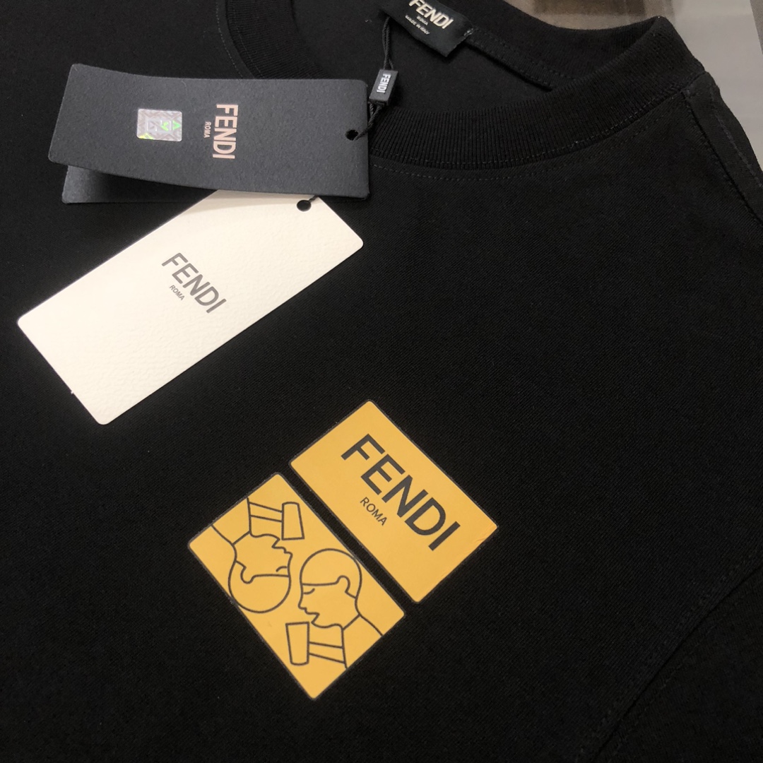 weigou_192757_3_737989dcb4 P75 💥 FENDI 芬迪 春夏新款上市 纯棉短袖T恤!270克定制棉,面料柔软舒适,全新设计灵感,极具时尚代表性!精致印花字母logo工艺!手感舒适透气!极为时尚耐看有腔调,上身效果高端大气,极致有型的百搭款! 颜色:黑色 白色 尺码:M-3XL (下单请报身高体重)