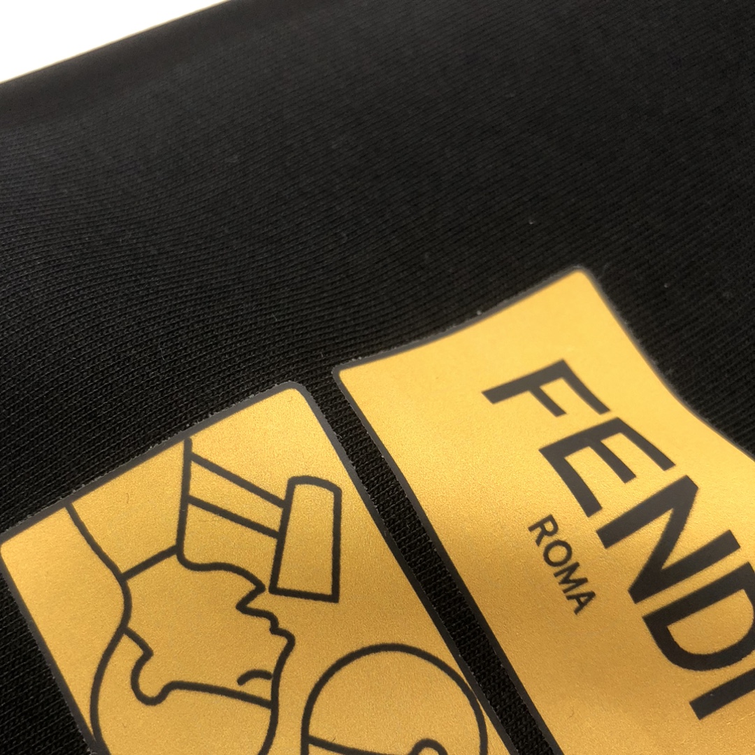weigou_192757_4_4c32e90acf P75 💥 FENDI 芬迪 春夏新款上市 纯棉短袖T恤!270克定制棉,面料柔软舒适,全新设计灵感,极具时尚代表性!精致印花字母logo工艺!手感舒适透气!极为时尚耐看有腔调,上身效果高端大气,极致有型的百搭款! 颜色:黑色 白色 尺码:M-3XL (下单请报身高体重)