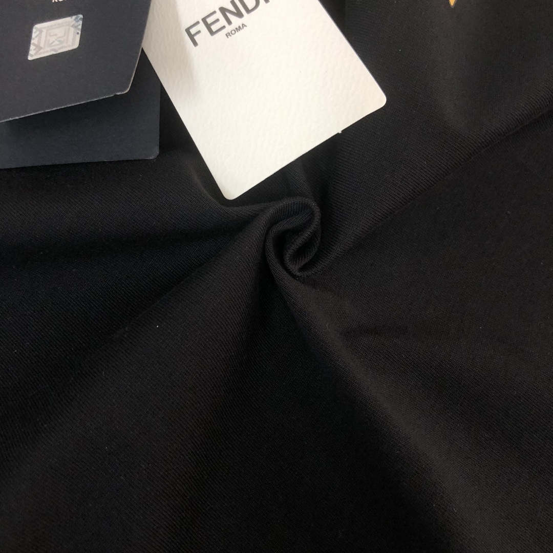 weigou_192757_5_9f764462ac P75 💥 FENDI 芬迪 春夏新款上市 纯棉短袖T恤!270克定制棉,面料柔软舒适,全新设计灵感,极具时尚代表性!精致印花字母logo工艺!手感舒适透气!极为时尚耐看有腔调,上身效果高端大气,极致有型的百搭款! 颜色:黑色 白色 尺码:M-3XL (下单请报身高体重)
