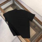 weigou_192757_6_e603a035ea P75 💥 FENDI 芬迪 春夏新款上市 纯棉短袖T恤!270克定制棉,面料柔软舒适,全新设计灵感,极具时尚代表性!精致印花字母logo工艺!手感舒适透气!极为时尚耐看有腔调,上身效果高端大气,极致有型的百搭款! 颜色:黑色 白色 尺码:M-3XL (下单请报身高体重)