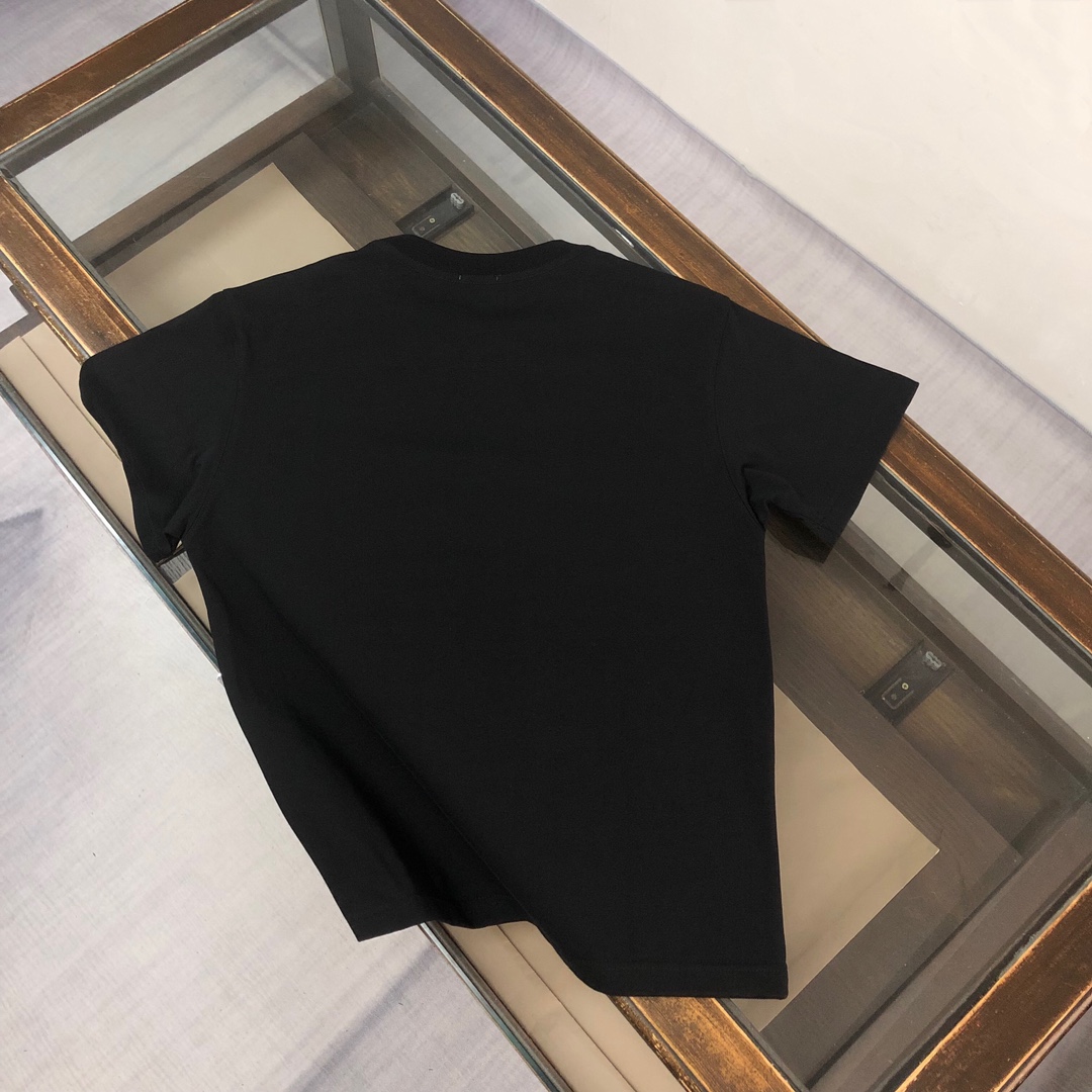 weigou_192757_6_e603a035ea P75 💥 FENDI 芬迪 春夏新款上市 纯棉短袖T恤!270克定制棉,面料柔软舒适,全新设计灵感,极具时尚代表性!精致印花字母logo工艺!手感舒适透气!极为时尚耐看有腔调,上身效果高端大气,极致有型的百搭款! 颜色:黑色 白色 尺码:M-3XL (下单请报身高体重)