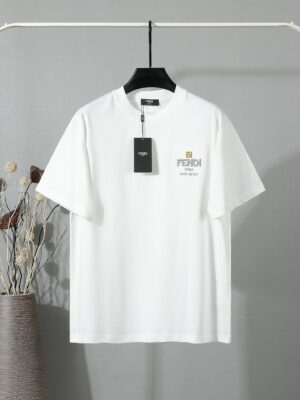 P80 芬迪 2026春夏新款首发最新款短袖圆领T恤 高端订制 设计前卫时尚！品牌logo重工艺刺绣设计 高端定制280克面料.手感柔软.穿着舒适.级别精致车线.做工精细.上身效果无敌帅气！男女同款情侣必备单品！码数：S～XL 黑色 白色