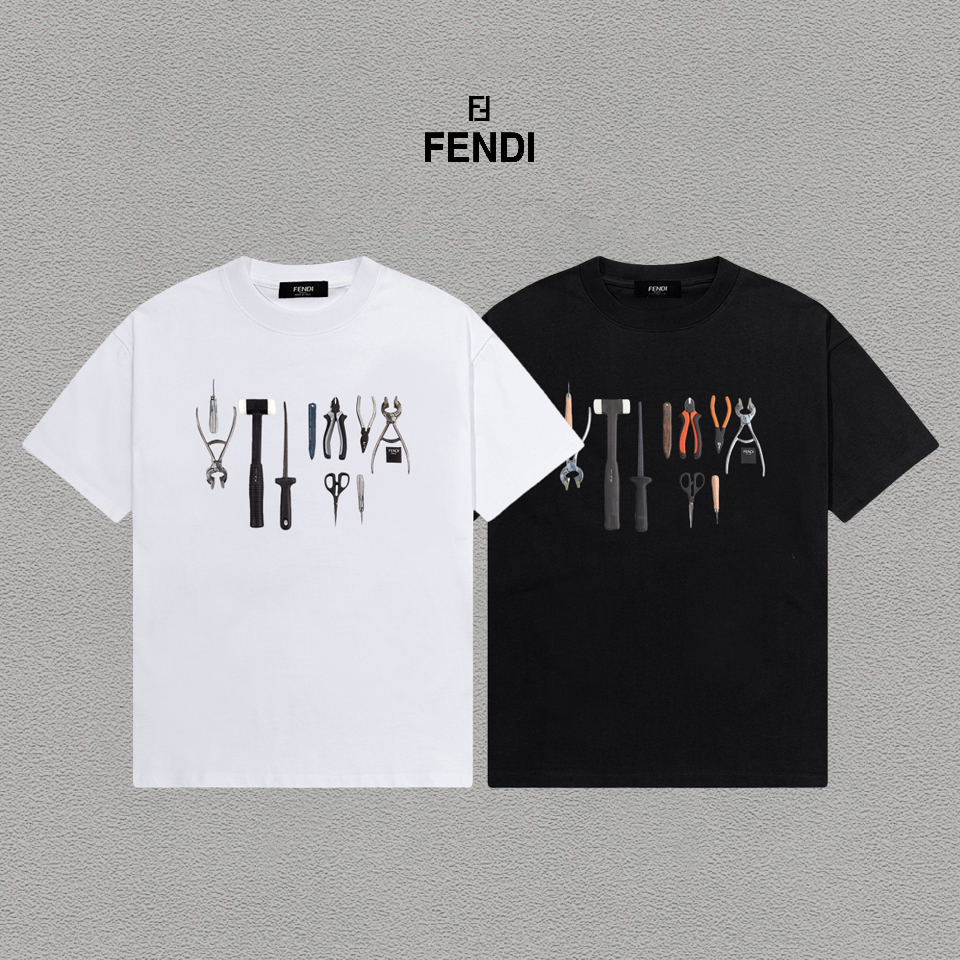 P70 Fendi/芬迪 印花Logo百搭潮流短袖T恤男女同款 吊牌 领标 水洗唛 三标齐全 定织定染280克精梳棉面料 尺码：S-XXL 颜色：黑色，白色