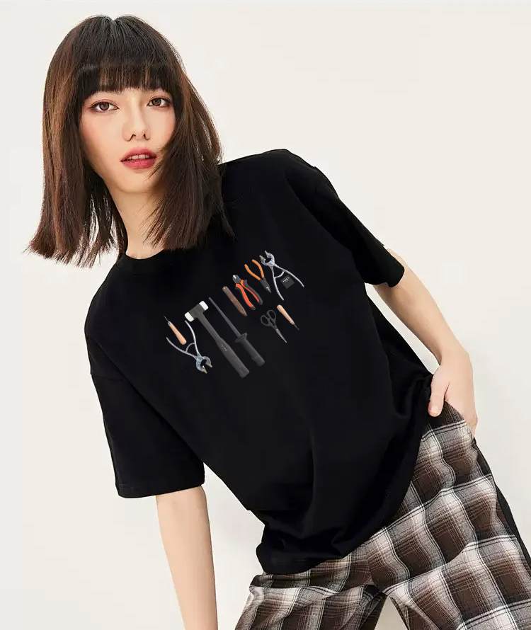 P70 Fendi/芬迪 印花Logo百搭潮流短袖T恤男女同款 吊牌 领标 水洗唛 三标齐全 定织定染280克精梳棉面料 尺码：S-XXL 颜色：黑色，白色