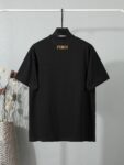 P80 芬迪 2026春夏新款首发最新款短袖圆领T恤 高端订制 设计前卫时尚！品牌logo重工艺刺绣设计 高端定制280克面料.手感柔软.穿着舒适.级别精致车线.做工精细.上身效果无敌帅气！男女同款情侣必备单品！码数：S～XL 黑色 白色