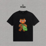 P70 Fendi/芬迪 印花Logo百搭潮流短袖T恤男女同款 吊牌 领标 水洗唛 三标齐全 定织定染280克精梳棉面料 尺码：S-XXL 颜色：黑色，白色