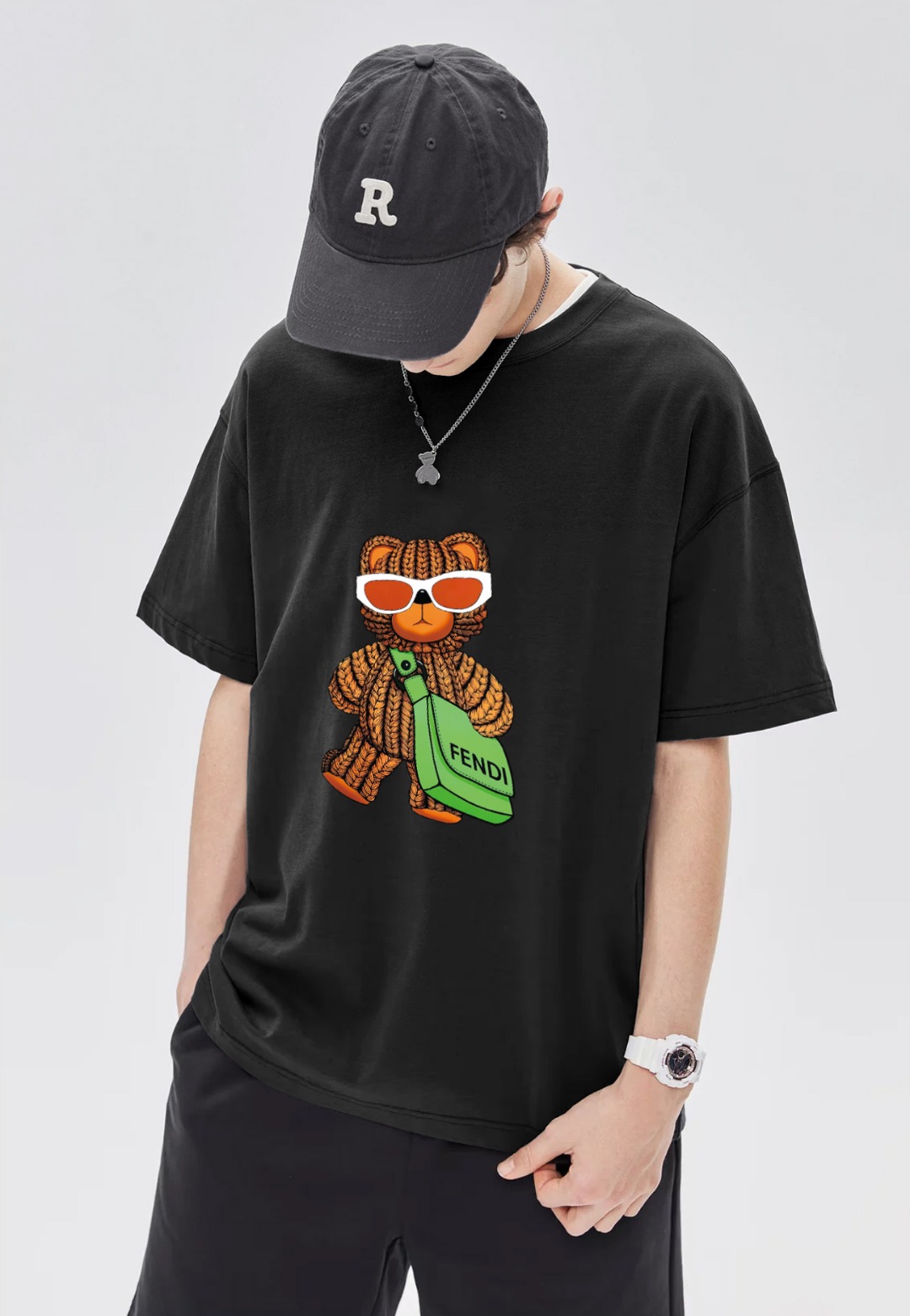 P70 Fendi/芬迪 印花Logo百搭潮流短袖T恤男女同款 吊牌 领标 水洗唛 三标齐全 定织定染280克精梳棉面料 尺码：S-XXL 颜色：黑色，白色