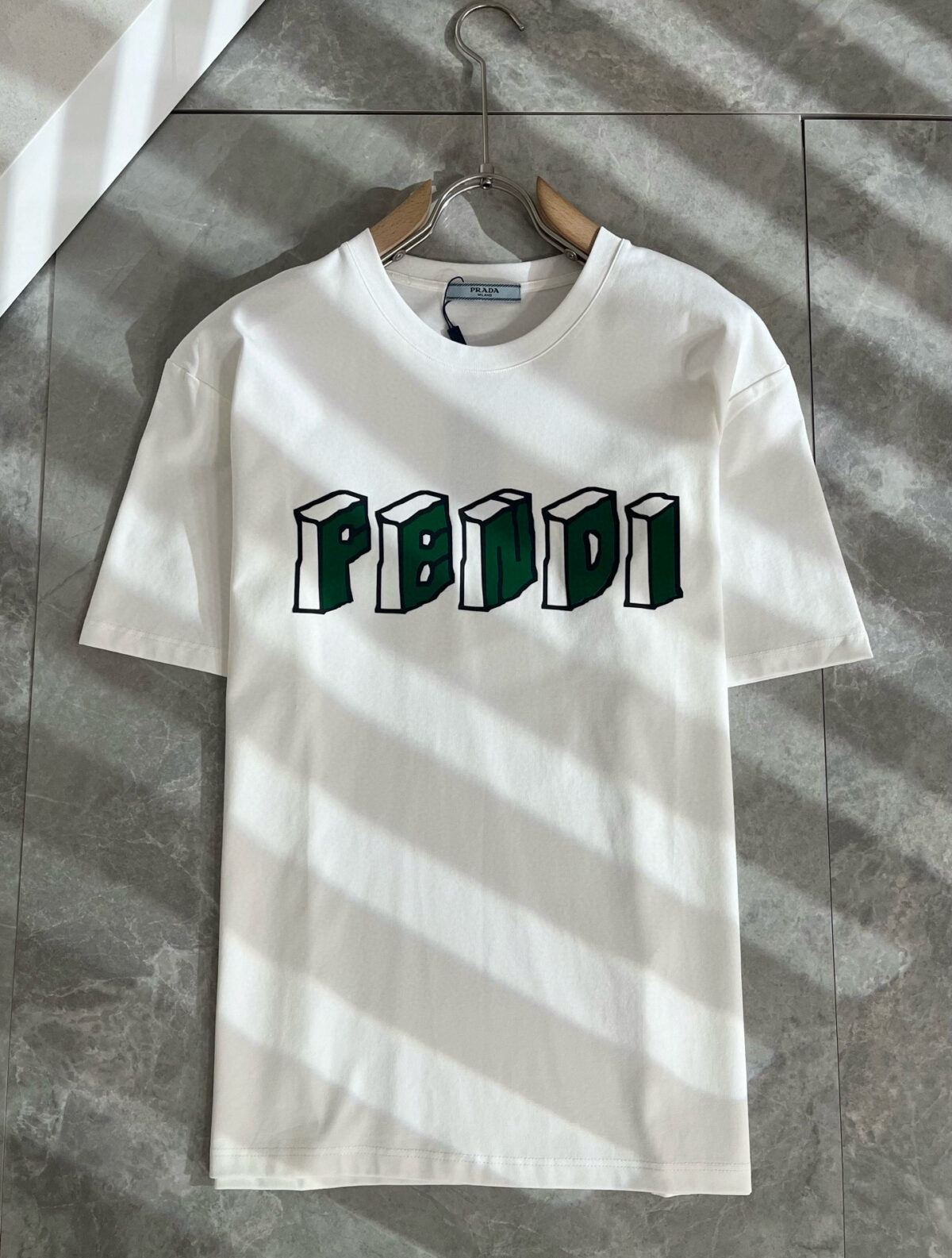 weigou_192956_1_d3d60caaf4 P75 💥 FENDI 芬迪 26ss夏季新款圆领短袖T恤!270克重磅高端纯棉面料,手感质感都极完美!修身裁剪设计干净利落!时尚又好看!走线做工非常精致!版型效果超赞!而且透气性能超强!任何年龄阶段都可轻松驾驭,男士衣橱里必备的单品。 颜色: 米白 黑色 码数:M-3XL (下单请报身高体重)
