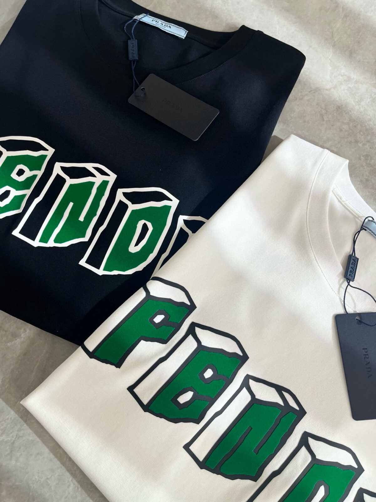 weigou_192956_2_6828201d40 P75 💥 FENDI 芬迪 26ss夏季新款圆领短袖T恤!270克重磅高端纯棉面料,手感质感都极完美!修身裁剪设计干净利落!时尚又好看!走线做工非常精致!版型效果超赞!而且透气性能超强!任何年龄阶段都可轻松驾驭,男士衣橱里必备的单品。 颜色: 米白 黑色 码数:M-3XL (下单请报身高体重)