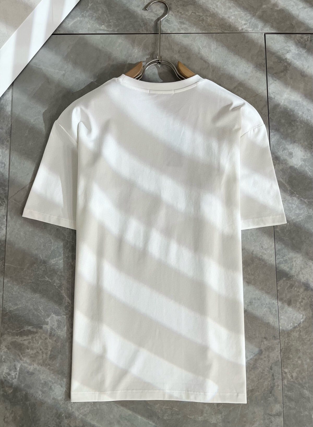 weigou_192956_3_880e85f29a P75 💥 FENDI 芬迪 26ss夏季新款圆领短袖T恤!270克重磅高端纯棉面料,手感质感都极完美!修身裁剪设计干净利落!时尚又好看!走线做工非常精致!版型效果超赞!而且透气性能超强!任何年龄阶段都可轻松驾驭,男士衣橱里必备的单品。 颜色: 米白 黑色 码数:M-3XL (下单请报身高体重)