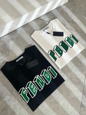 P75 💥 FENDI 芬迪 26ss夏季新款圆领短袖T恤！270克重磅高端纯棉面料，手感质感都极完美！修身裁剪设计干净利落！时尚又好看！走线做工非常精致！版型效果超赞！而且透气性能超强！任何年龄阶段都可轻松驾驭，男士衣橱里必备的单品。 颜色： 米白 黑色 码数：M-3XL （下单请报身高体重）