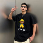 P70 Fendi/芬迪 印花Logo百搭潮流短袖T恤男女同款 吊牌 领标 水洗唛 三标齐全 定织定染280克精梳棉面料 尺码：S-XXL 颜色：黑色，白色