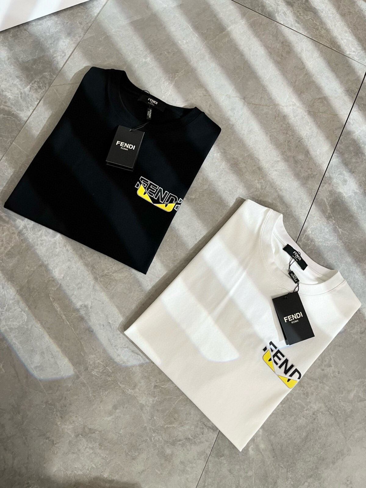 weigou_193032_0_b66862eca9 P75 💥 FENDI 芬迪 26ss夏季新款圆领短袖T恤!270克重磅高端纯棉面料,手感质感都极完美!修身裁剪设计干净利落!时尚又好看!走线做工非常精致!版型效果超赞!而且透气性能超强!任何年龄阶段都可轻松驾驭,男士衣橱里必备的单品。 颜色: 米白 黑色 码数:M-3XL (下单请报身高体重)